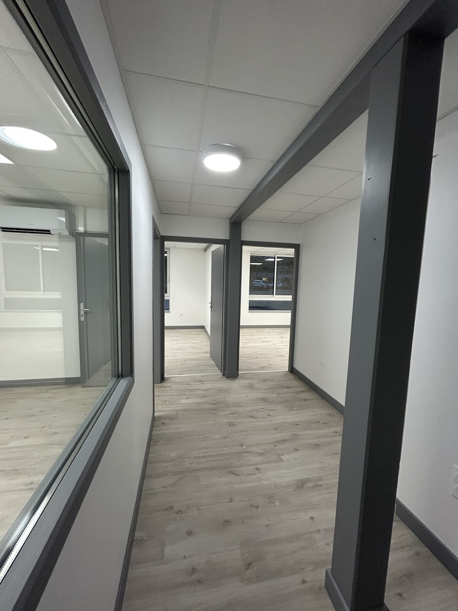 Bureau n° 16 et hall 1